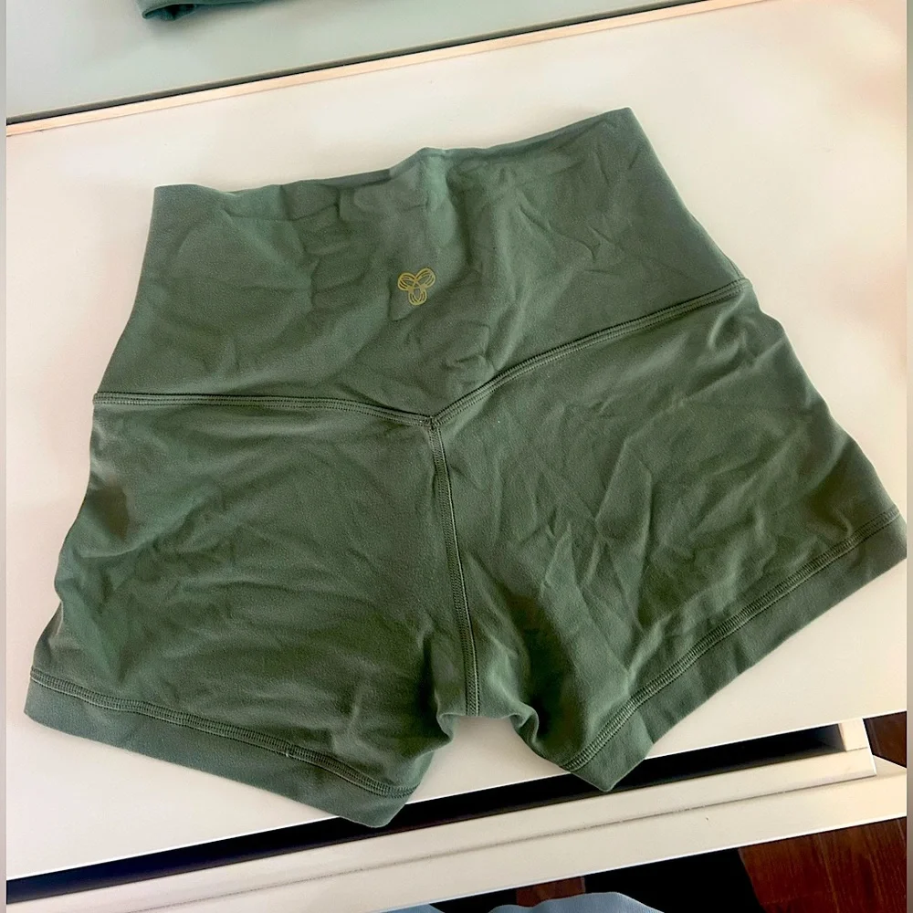 ARITZIA activewear set - Picture 3 of 3